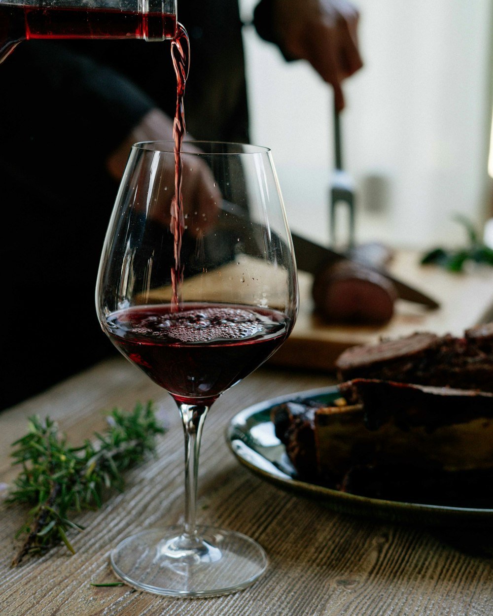 Detalle de mesa con vino